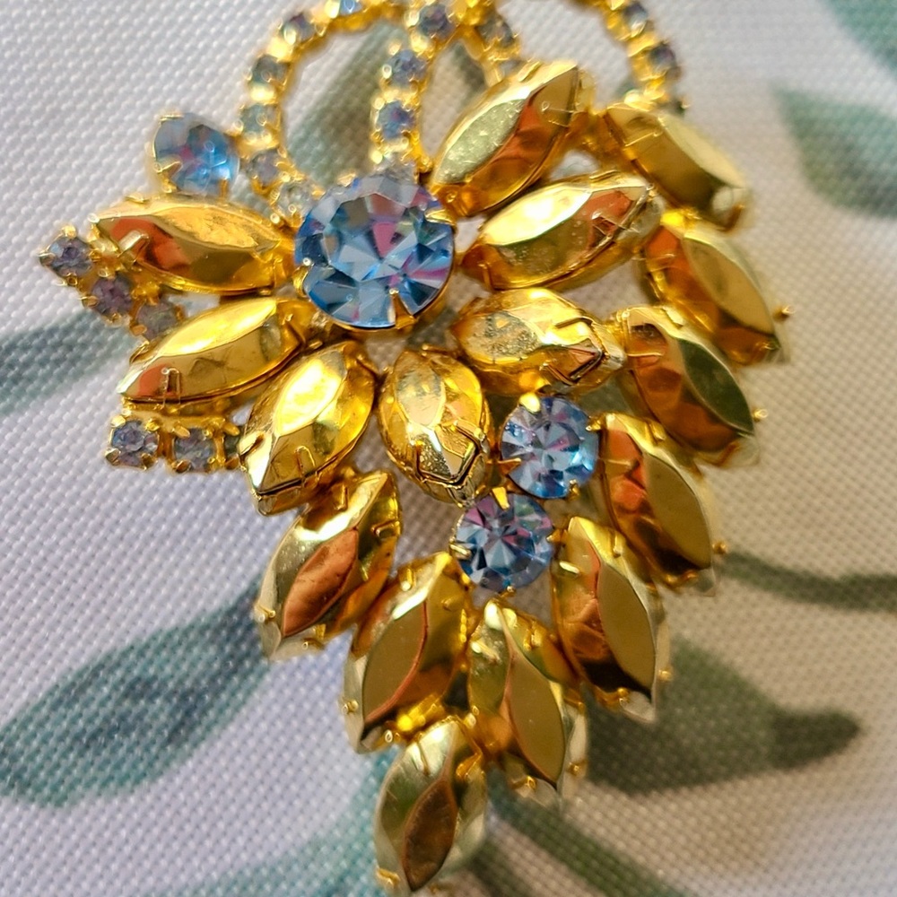 Beautiful Brooch Unique Style And Statement Piece. - image 2